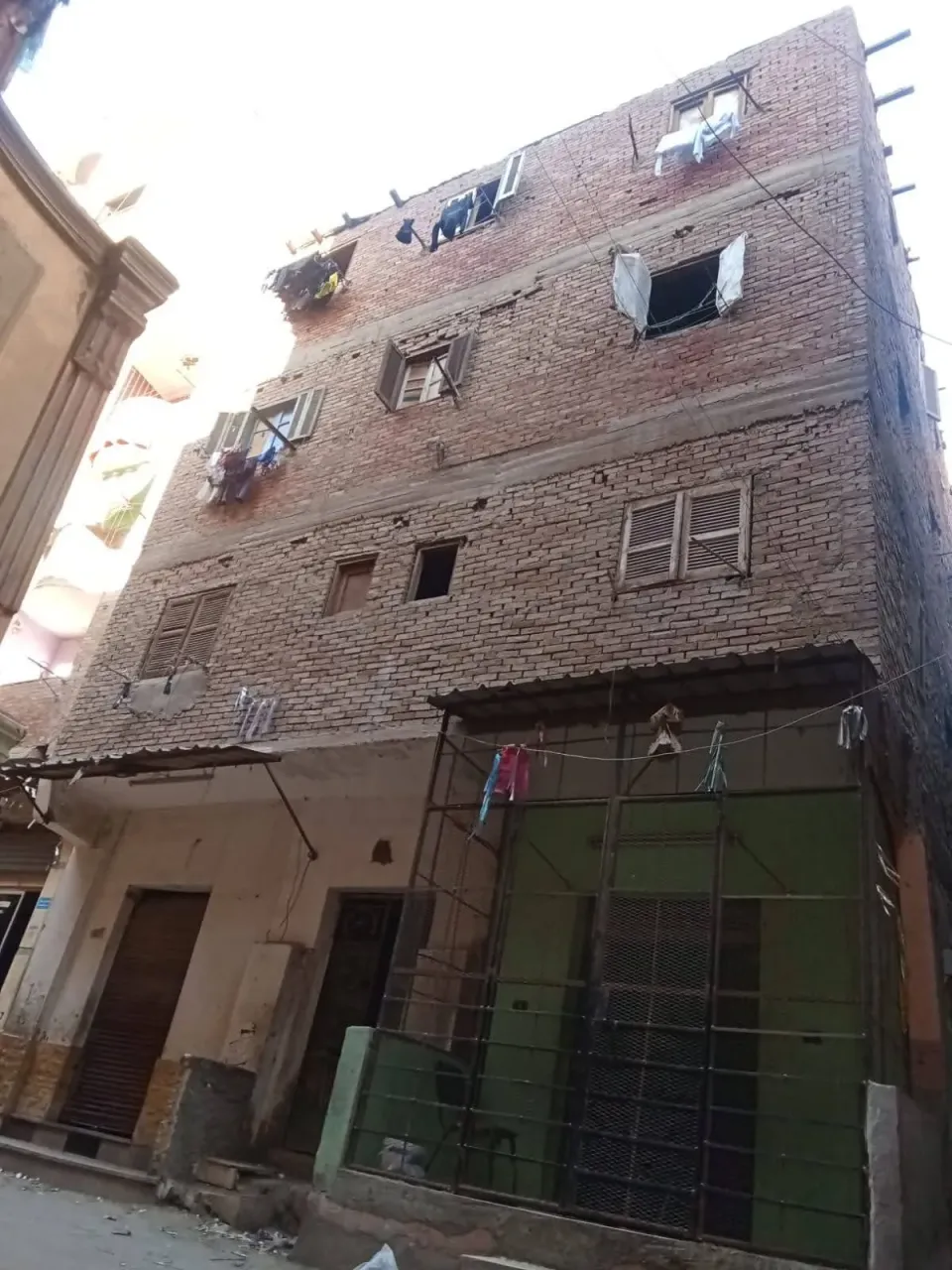 يوجد بيت 4ادوار الدور الأخير متعرش خشب