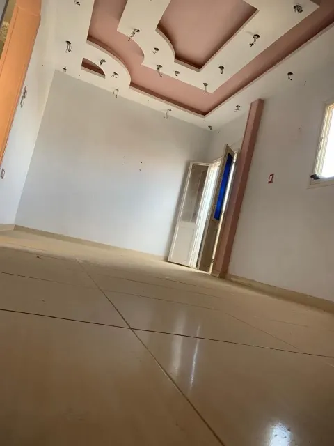 شقة للإيجار بالتجاري الرئيسي موقع حيوي ومميز جدًا الاسماعيليه
