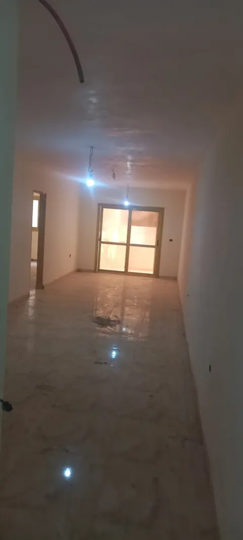 للبيع شقة لقطة واقفة على الدهان الدور العاشر