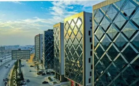 شقة مفروشة للإيجار بكمبوند وان قطامية – موقع مميز جدًا