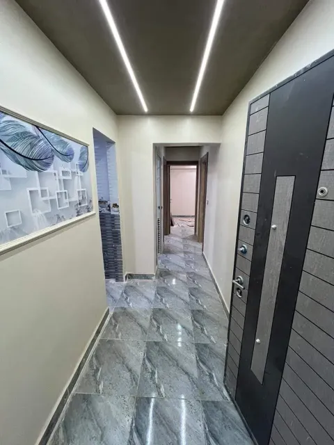 شقه بموقع مميز قلب وسط البلد شارع القاتح العمومي