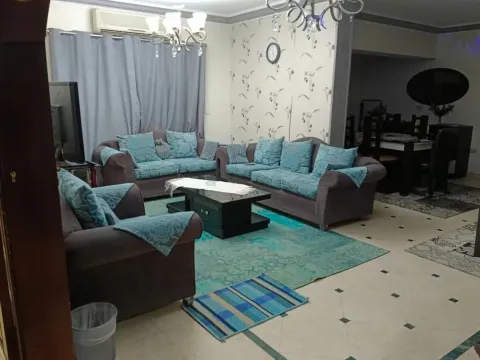 متاح للايجار اليومي و الشهري شقه