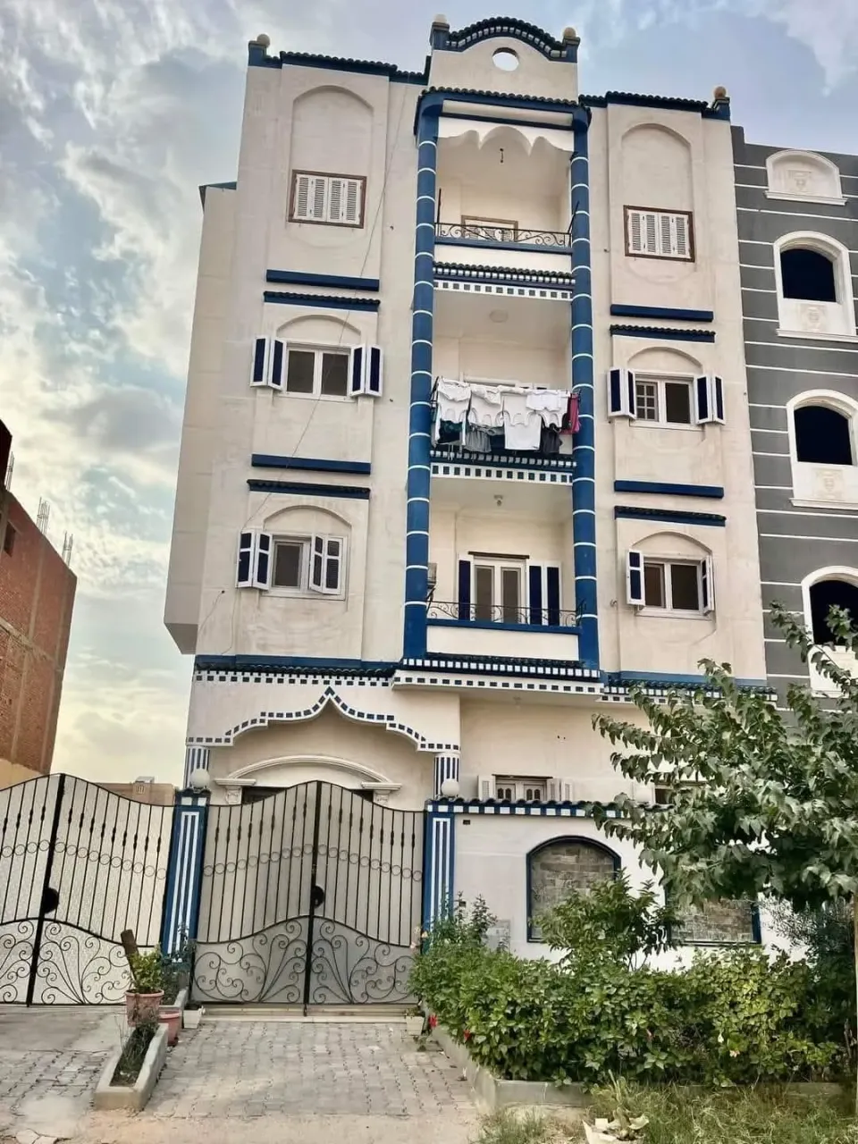 للبيع منزل واجهتين بالحي ال 11 مجاوره 80