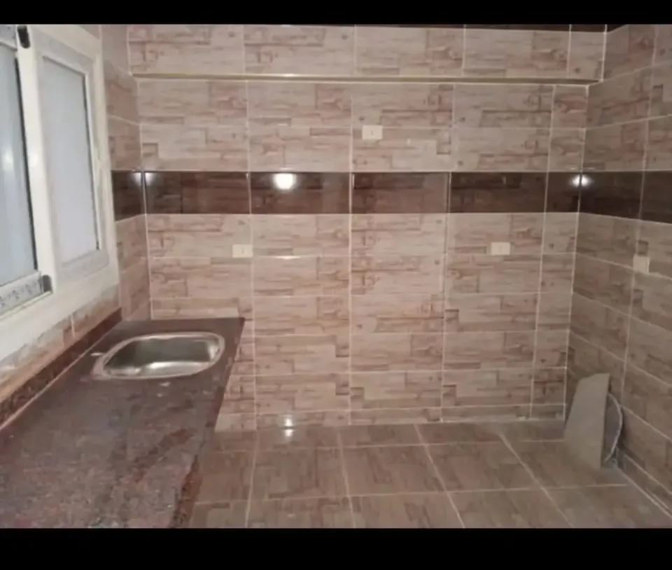 شقةسوبر لوكس تلات غرف وريسبشن كبير ومطبخ وحمام