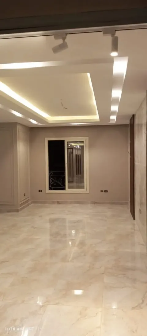 شقه فاخره للبيع في الشيخ زايد ٢٢٥م بالحى الثامن