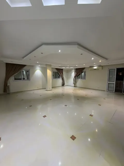 للإيجار ٢٣٠م علي شارع رئيسيي ألتراسوبر لوكس بحدائق الاهرام