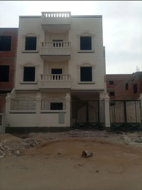 منزل_للبيع بأمتداد ١٥ مايو {بمنطقةال💯 فدان}