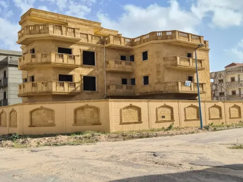 فيلا للبيع 580م ناصيتين شرقي شارع رئيسي برج العرب