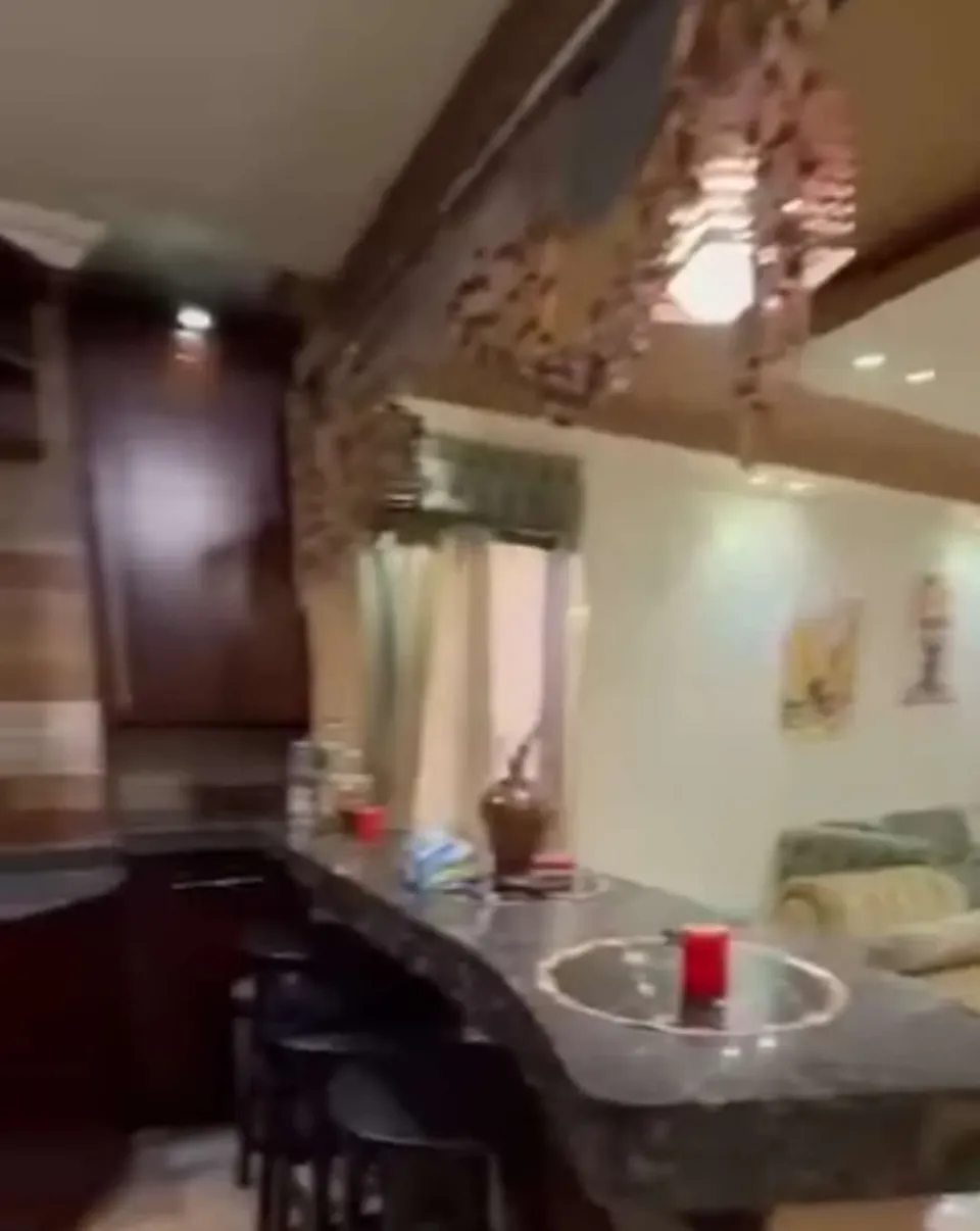 شقةشامل الفرش والأجهزةللبيع وااااجهه وسط سوبر لوكس بالبوابة التانية