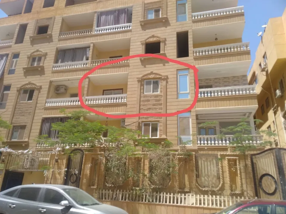 للبيع من المالك شقه بمساحه ١٣٢ متر واجهه وسط