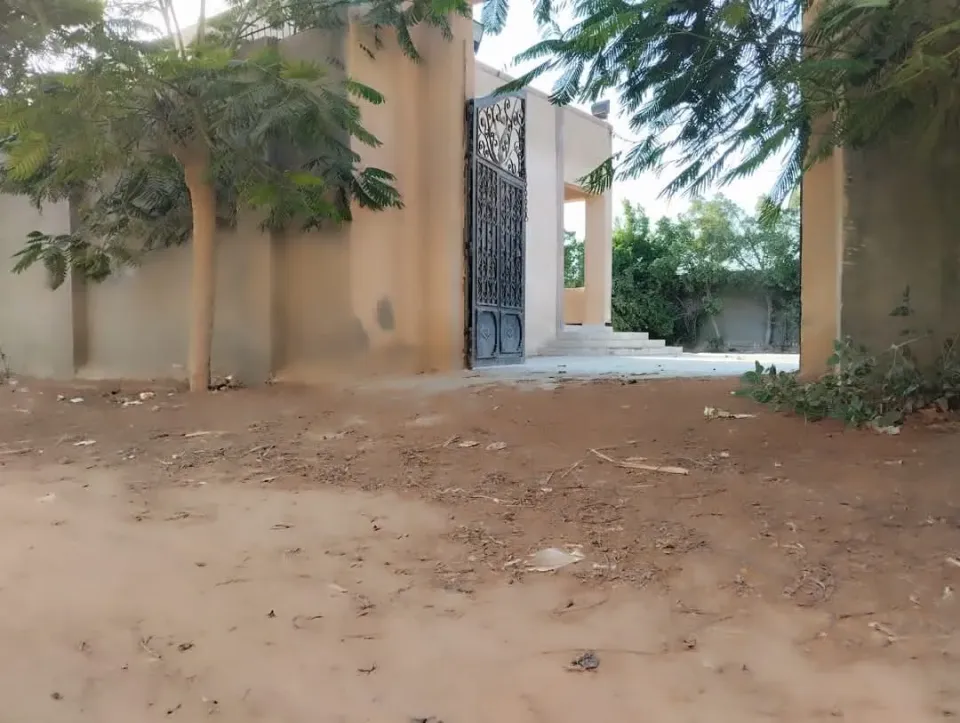 قطعه ارض مساحه 1050 م داخل الارض بيت على مساحه