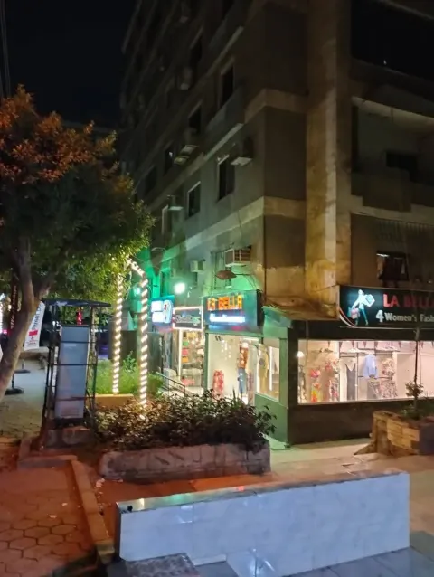 محل للايجار فشيراتون المطار ف عمارات صقر قريش بجوار النساجون