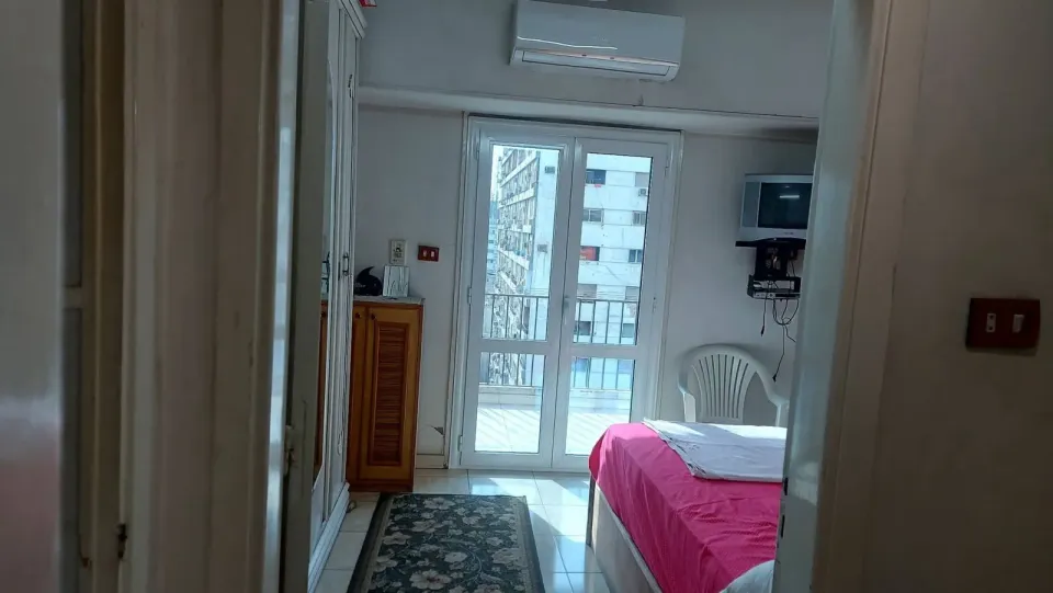 شقةمفروشةللايجار ببرج يطل على ميدان الجيزه مباشره فى الميدان