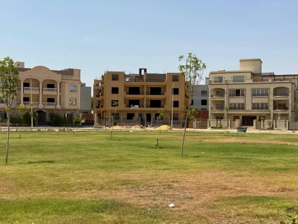 للبيع بأرقي أحياء الشروق حي النادي الفيلا عفيو جاردن كبيرة