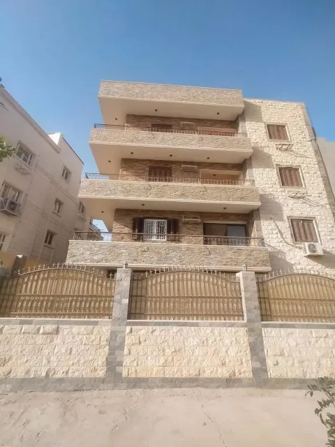 فيلا 333م في الحي التالت علي الطريق