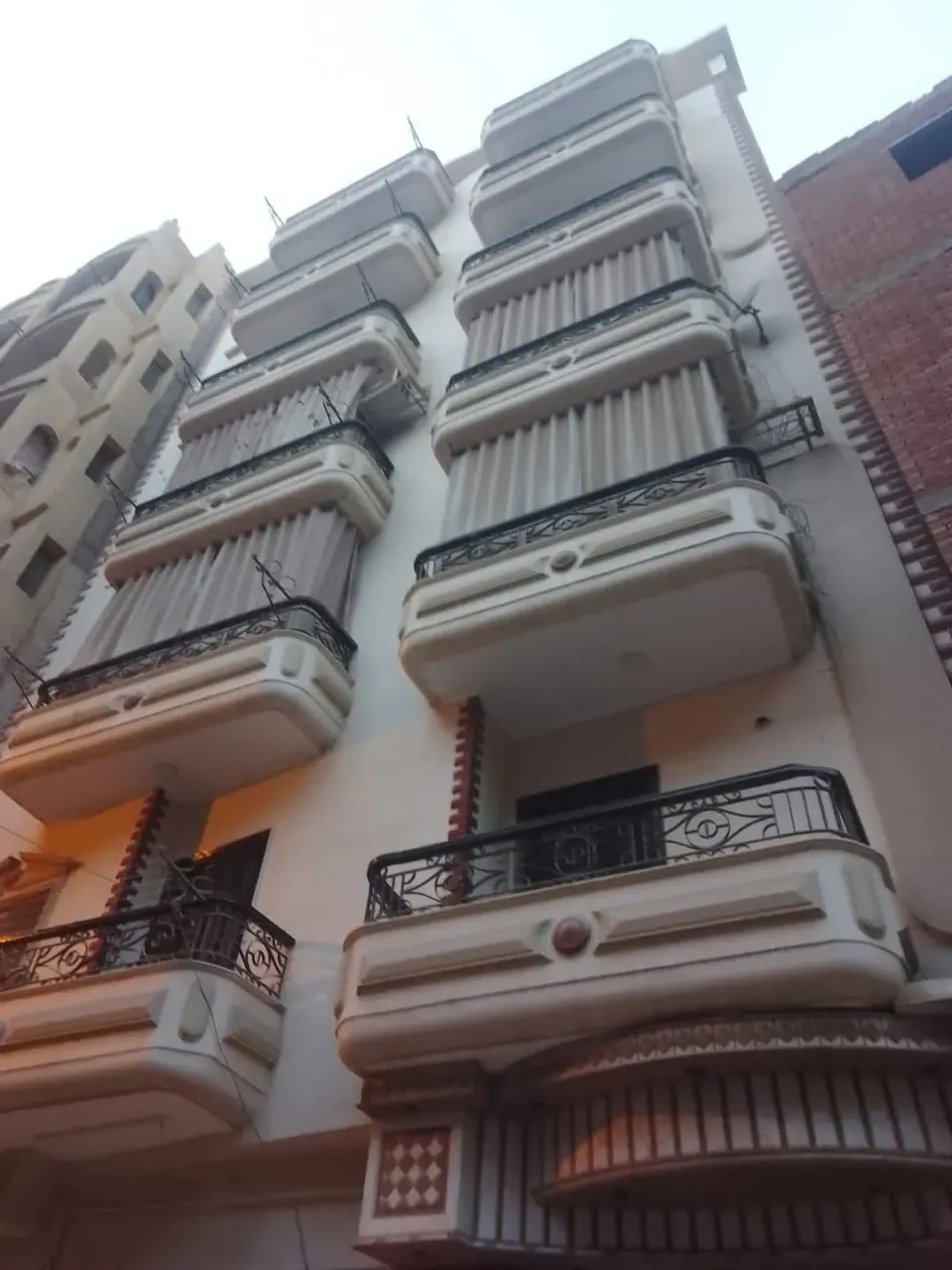عماره فخمه للبيع جانبي من حديقه الطفل منطقه الاستاد