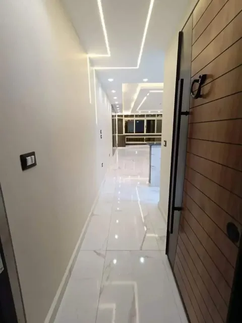 شقةع شارع الجيش الرئيسي واجهه وسط 3قطع ت الشارع بعمارةساكنة