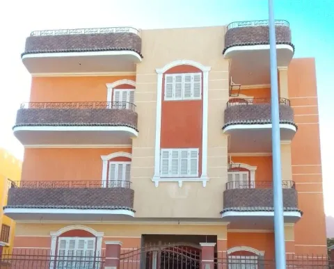 فيلا في المرحلة العاجلة 🏠 أمام الخدمات مدرسة وسنتر