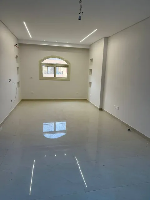 شقه للبيع بالتجمع الخامس النرجس عمارات مساحه ١٥٠ م