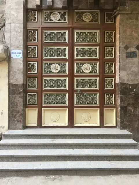 منزل 6 طوابق 200 متر علي ناصية الأرضي