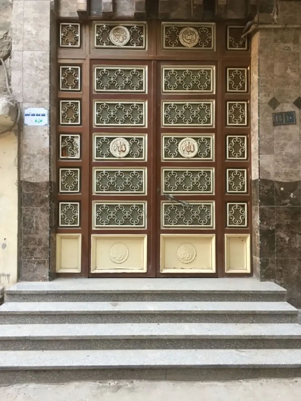 منزل 6 طوابق 200 متر علي ناصية الأرضي