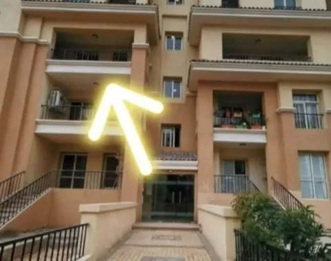 شقه للبيع في القاهره الجديده سور بسور مع مدينتي