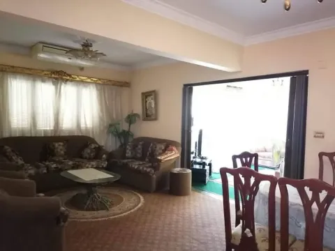 للبيع بجوار المعرض السوري عباس العقاد