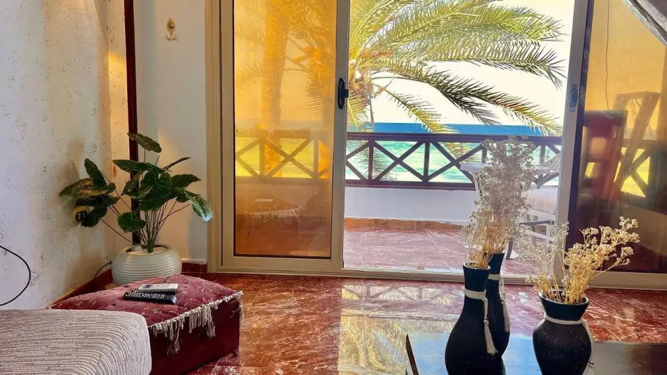 **شاليه فاخر بـ إطلالة ساحرة على البحر في دهب **🏖️