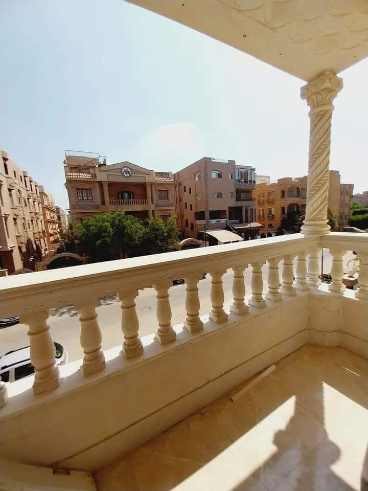 شقه ٢٠٠م للبيع بكمبوند الامن العام دور ثالث نصف تشطيب