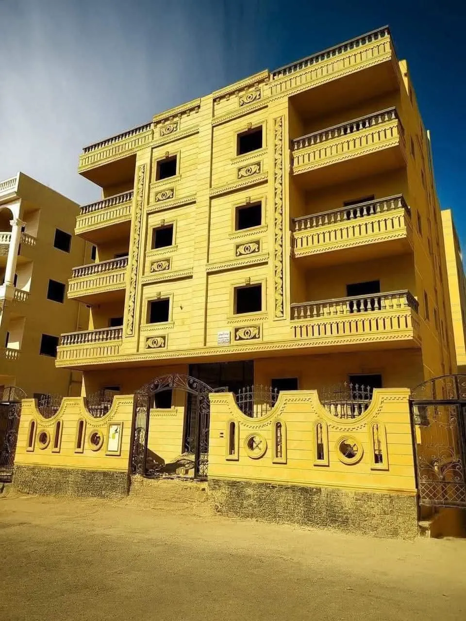 شقه في الفردوس الجديده مساحه 140 متر على فيو مفتوح