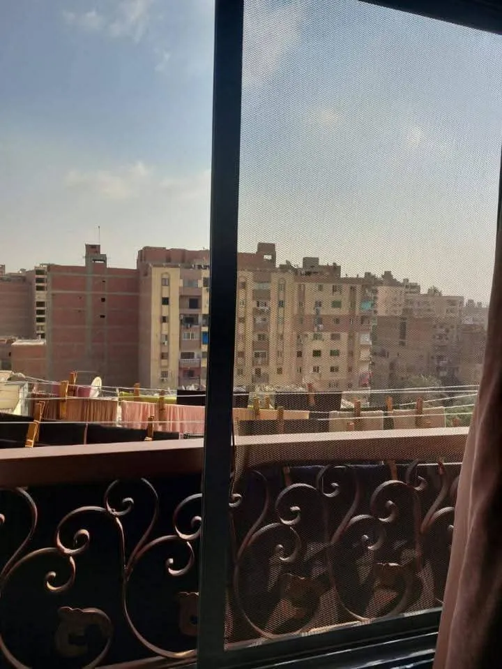 الشقةمش مجروحةخالص وبسعر لقطة 130م .متفرع من ش السيسي اللبيني