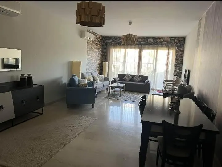 شقه للبيع بجوار ديار المخابرات ارضي معاها جاردن
