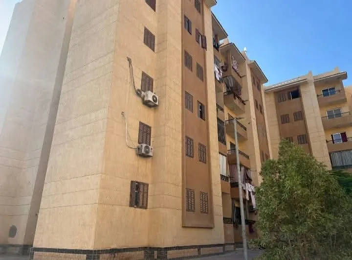 شقة للبيع ٩٠م بالاجتماعي بمدينة الشروق دور تاني اول بلكونة