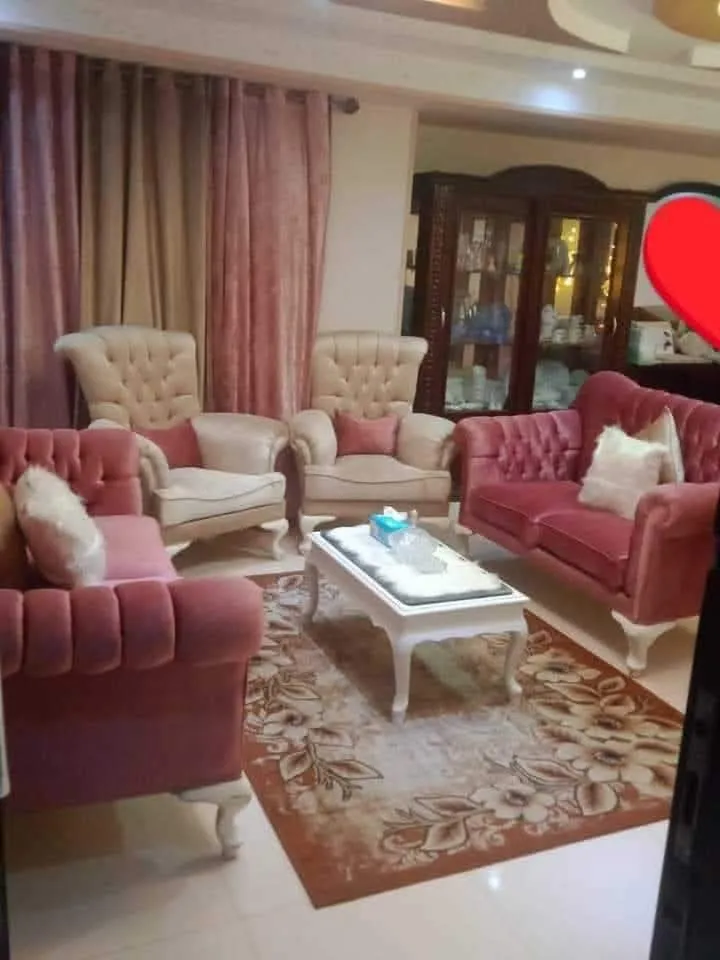 شقه للبيع السيوف بالقرب من الشهر العقاري و شهد الملكه
