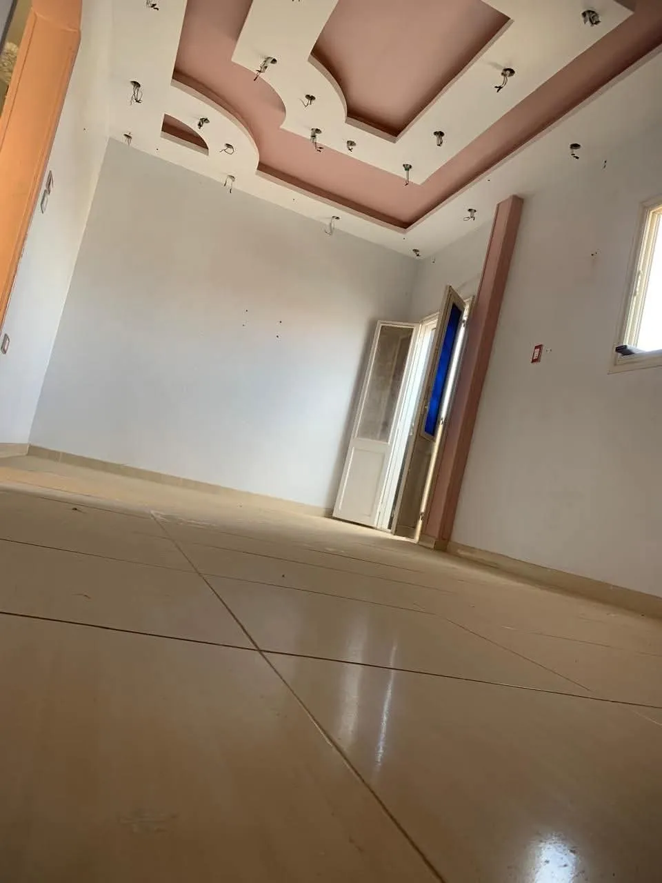 شقة للإيجار بالتجاري الرئيسي موقع حيوي ومميز جدًا الاسماعيليه