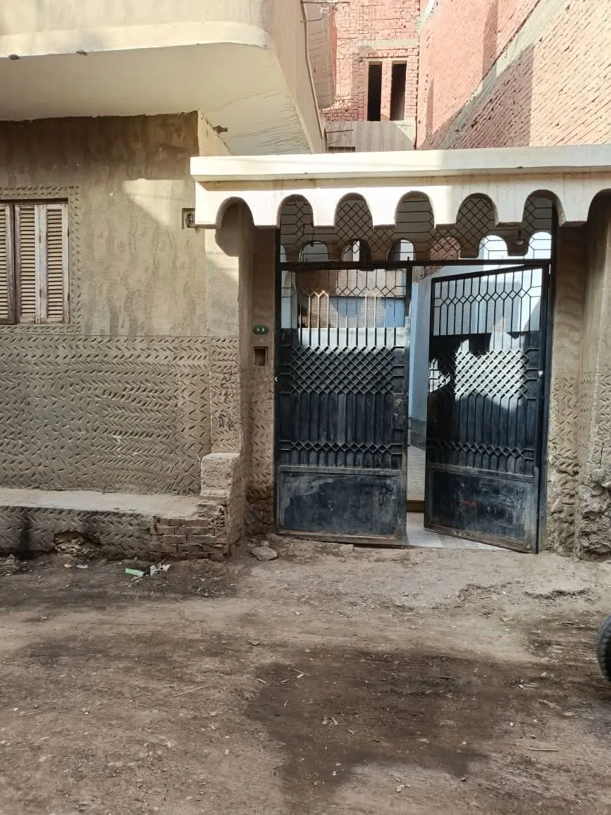 موجود بيت شرق المحطه شارع ابو حشيش 220متر تلات