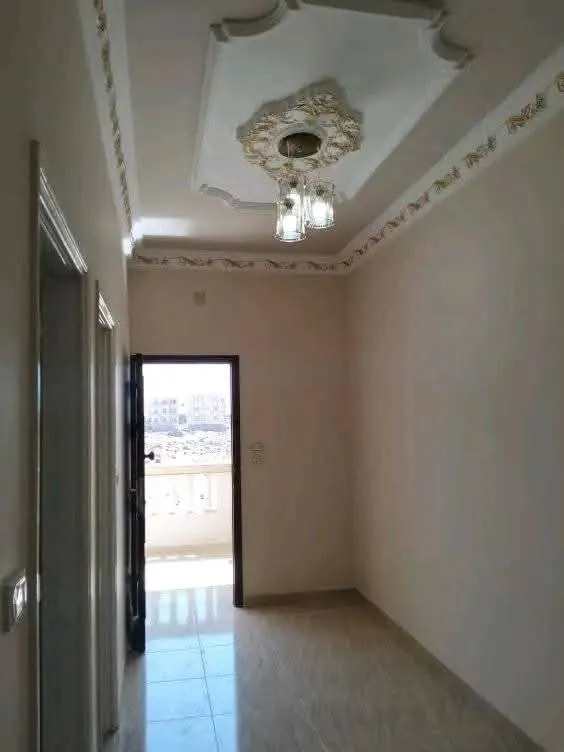 شقة بحري بحري زيروووووو يافندم غرفتين وصالة مربعة ومطبخ مقفول