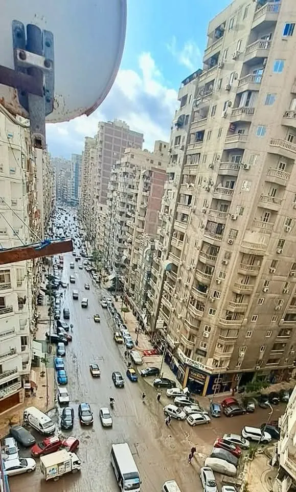 شقه للبيع بالعيسوي الرئيسي سيدي بشر أمام سوق الكمبيوتر