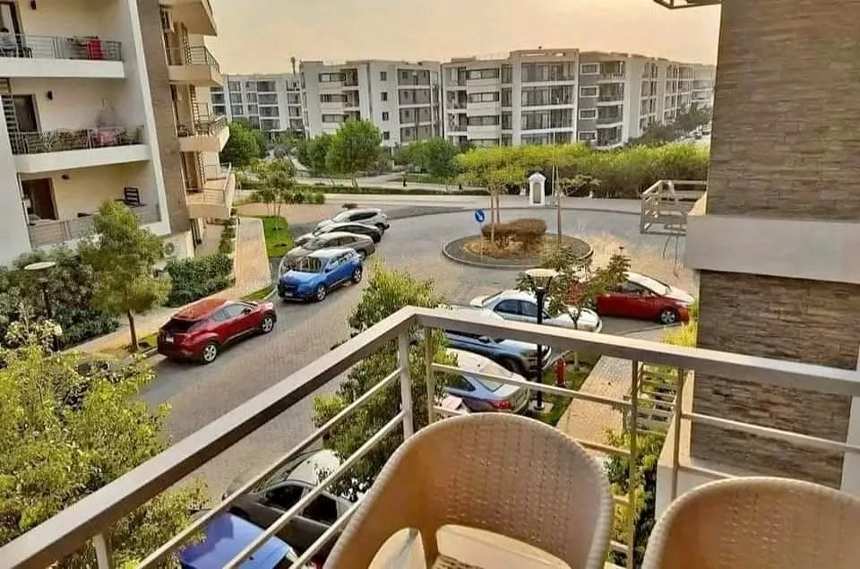 شقةللبيع فكمبوند Taj city امام مطار القاهرةودقايق من مصر الجديدة