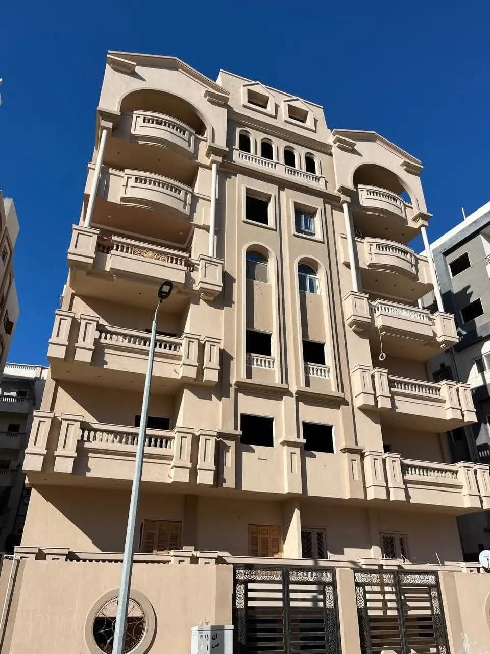 للبيع فدمياط الجديدةشقتين في نفس العماره في المستثمر الجديد