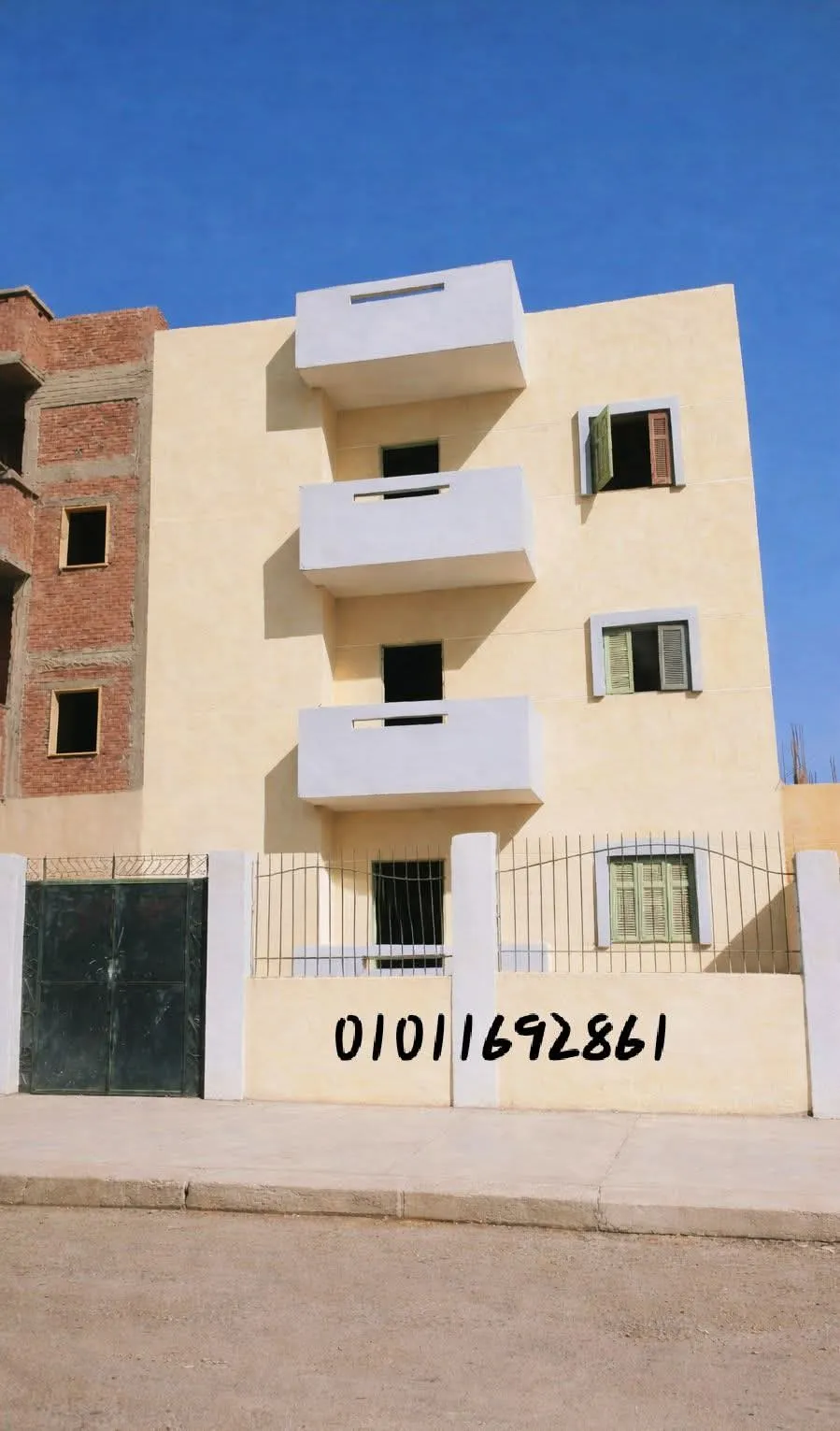 للبيع في اسيوط الجديده المرحله الثانيه علي الرئيسي